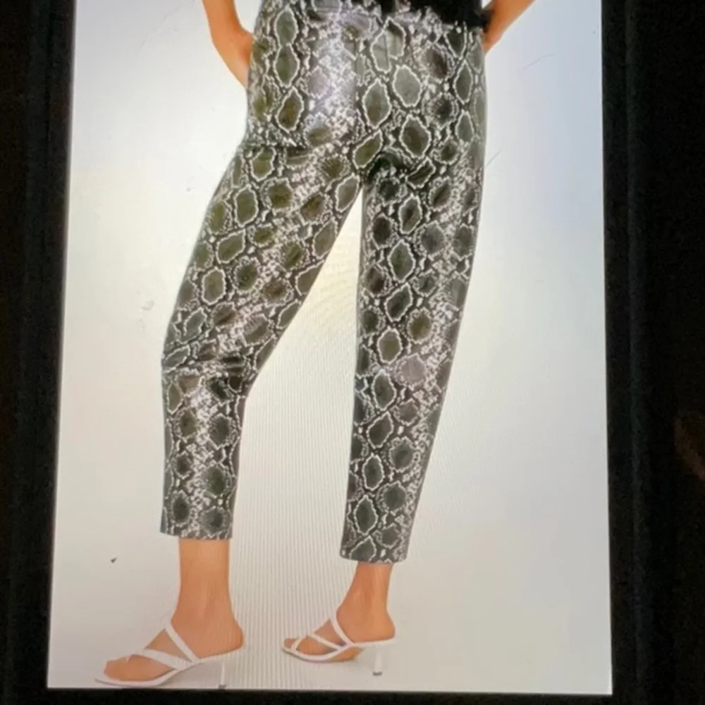 NWT women’s MANGO python print capri pants, size 2 - Picture 4 of 7